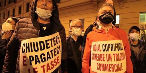 "Basta, siamo stremati": ristoratori in protesta alla Prefettura di Milano