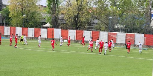 Sulla ribattuta il gol di Achenza per il temporaneo 1-0 del Calvairate, poi rimontato dalla capolista Oltrepò Sulla ribattuta il gol di Achenza per il temporaneo 1-0 del Calvairate, poi rimontato dalla capolista Oltrepò
