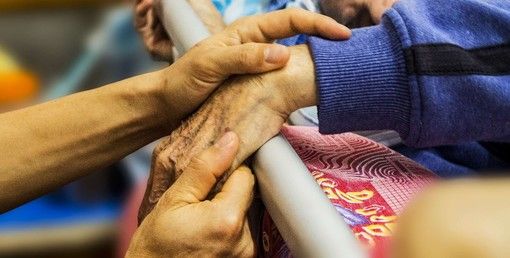 «Le mie nonne a Malaga stanno già ricevendo il vaccino anti-Covid. Perché in Italia non ci sono tempi certi?» «Le mie nonne a Malaga stanno già ricevendo il vaccino anti-Covid. Perché in Italia non ci sono tempi certi?»