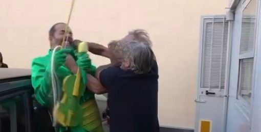 Un'immagine dell'aggresione a Max Laudadio (foto di striscialanotizia.mediaset.tv) Un'immagine dell'aggresione a Max Laudadio (foto di striscialanotizia.mediaset.tv)