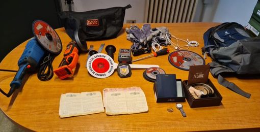 Robecco sul Naviglio: ladri in fuga dopo l’arrivo della Polizia locale, abbandonano auto e arnesi da scasso