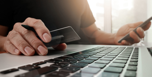 Paga la vacanza con la carta di credito della ex Paga la vacanza con la carta di credito della ex