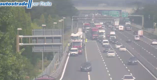 Incidente stradale in Autolaghi, coinvolti dei tir: due feriti e ancora code