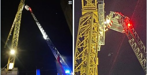 FOTO E VIDEO. Castronno (VA), giovane s'arrampica nella notte su una gru di 25 metri: raggiunto e salvato
