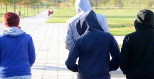 Rompono la porta del treno con un martelletto, due minori denunciati sulla Albairate – Saronno Rompono la porta del treno con un martelletto, due minori denunciati sulla Albairate – Saronno