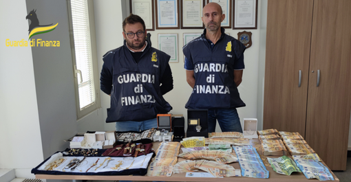 Contrabbando di orologi di lusso. Maxi sequestro della Finanza a Malpensa Contrabbando di orologi di lusso. Maxi sequestro della Finanza a Malpensa