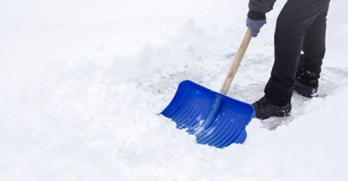 Neve: a Milano traliccio su donna, infarto per uno spalatore