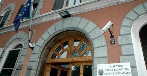 Milano, a San Giuliano Milanese: accoltella il compagno e lo riduce in fin di vita: fermato