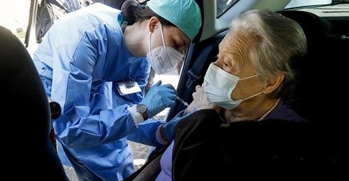 Milano, via al drive through di Trenno: entri in macchina, 5 minuti e sei vaccinato