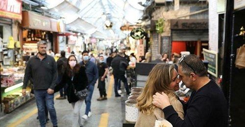 Israele batte Covid: da oggi niente mascherina all’aperto, bar e ristoranti pieni, scuole anche