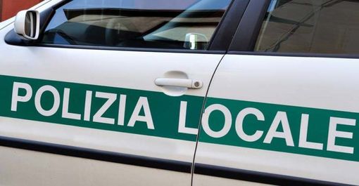 Lavoravano in negozio senza mascherina, due multe da 400 euro