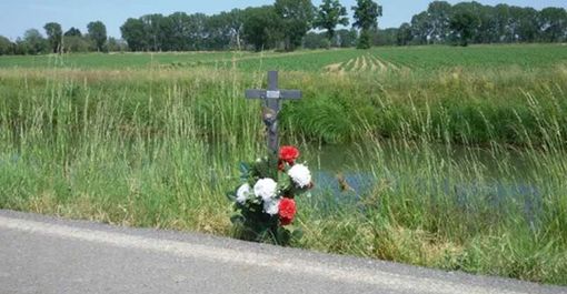 Robecco sul Naviglio: una Croce in ferro per ricordare Davide Noè a 5 anni dalla morte, realizzata da un amico Robecco sul Naviglio: una Croce in ferro per ricordare Davide Noè a 5 anni dalla morte, realizzata da un amico