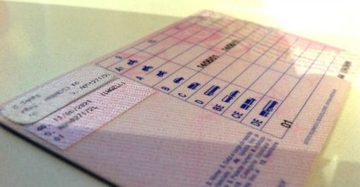 Pavia: all'esame della patente con l'auricolare, si ferisce per spingerlo in fondo all'orecchio. Scoperto e denunciato 49enne Pavia: all'esame della patente con l'auricolare, si ferisce per spingerlo in fondo all'orecchio. Scoperto e denunciato 49enne