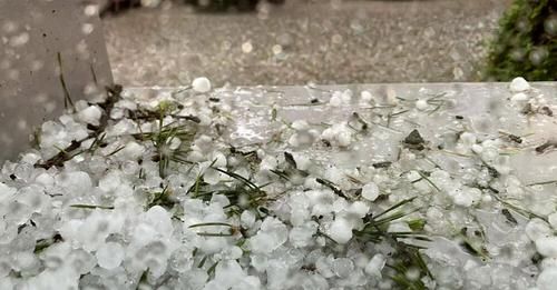 Arluno, pioggia e grandine mandano in panne gli automobilisti. Rozzano: 8 milioni di euro i danni dopo la tempesta di giovedì scorso