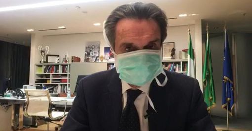 Attilio Fontana con la mascherina in diretta Facebook