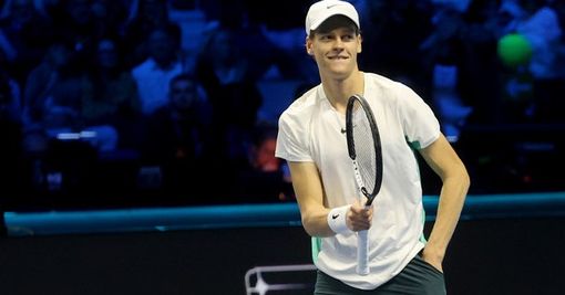 Sinner fa l'impresa: batte per la prima volta Djokovic e "vede" le semifinali delle Atp Finals Sinner fa l'impresa: batte per la prima volta Djokovic e "vede" le semifinali delle Atp Finals