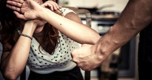 Milano, calci e pugni alla compagna: 40enne in manette Milano, calci e pugni alla compagna: 40enne in manette