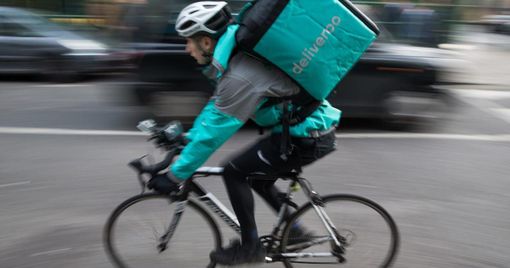 Milano: rider arrestato in stazione nel tentativo di salire su un treno con la bicicletta Milano: rider arrestato in stazione nel tentativo di salire su un treno con la bicicletta