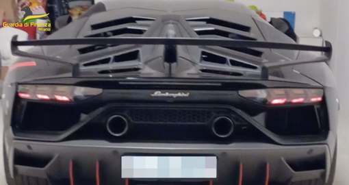 Crediti fiscali inesistenti, la Finanza di Milano sequestra 300mila euro e una Lamborghini