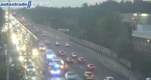 I soccorsi sul posto (foto webcam Autostrade per l'Italia) I soccorsi sul posto (foto webcam Autostrade per l'Italia)