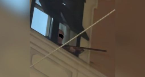 Con il fucile puntato sulla folla fuori da una finestra di Albenga Con il fucile puntato sulla folla fuori da una finestra di Albenga