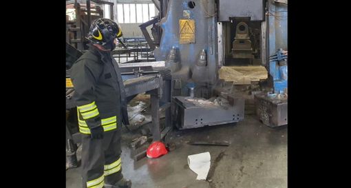 Il macchinario dove si è verificato l'incidente sul lavoro che ha coinvolto due operai a Sumirago Il macchinario dove si è verificato l'incidente sul lavoro che ha coinvolto due operai a Sumirago