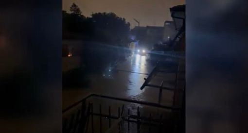 Sconvolgente video rilanciato dal canale YouTube di NaturalMeteo: in una Faenza spettrale, immersa nel buio e sommersa dall'acqua, tra i lampeggianti dei mezzi di soccorso, si sentono le grida disperate dei cittadini che chiedono aiuto, isolati nelle loro abitazioni Sconvolgente video rilanciato dal canale YouTube di NaturalMeteo: in una Faenza spettrale, immersa nel buio e sommersa dall'acqua, tra i lampeggianti dei mezzi di soccorso, si sentono le grida disperate dei cittadini che chiedono aiuto, isolati nelle loro abitazioni