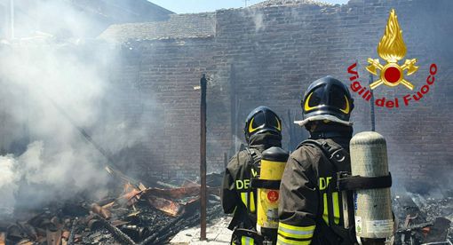 Cassolnovo: incendio distrugge un'abitazione rurale di Villanova Cassolnovo: incendio distrugge un'abitazione rurale di Villanova