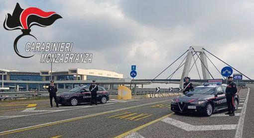 Spacciatore di droga fermato dai carabinieri a Malpensa: era già sull'aereo pronto a decollare per l'Albania Spacciatore di droga fermato dai carabinieri a Malpensa: era già sull'aereo pronto a decollare per l'Albania