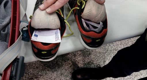 A Malpensa con trentamila euro nascosti nelle suole delle scarpe: scatta la maxi multa