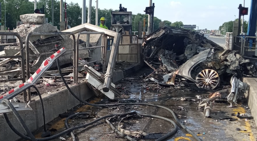 FOTO. Auto si schianta alla barriera di Gallarate e prende fuoco: un morto in Autolaghi