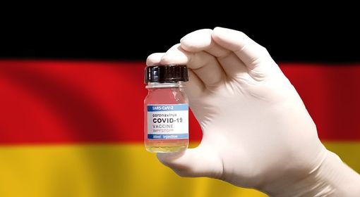 Cgil, Cisl e Uil Lombardia: «Bene l'avvio del piano vaccini nelle scuole, ma va allargato al personale di tutti i servizi essenziali»