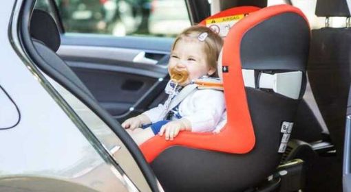 Seggiolini antiabbandono, da domani le multe: tra 83 e 333 euro