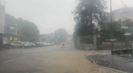 Fiumi d’acqua in via Sanvito oggi pomeriggio a Varese