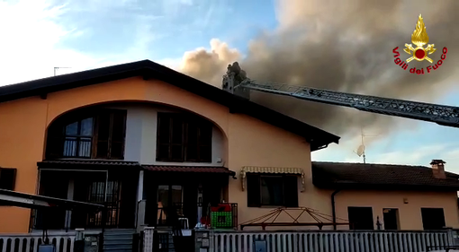 (VIDEO) Copiano: fiamme sul tetto di una casa, soccorsa una persona (VIDEO) Copiano: fiamme sul tetto di una casa, soccorsa una persona