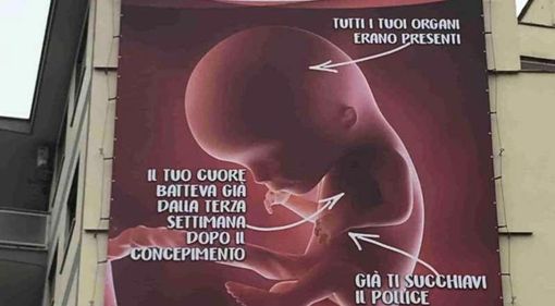 Il manifesto anti aborto rimosso a Roma rispunta nel Biellese