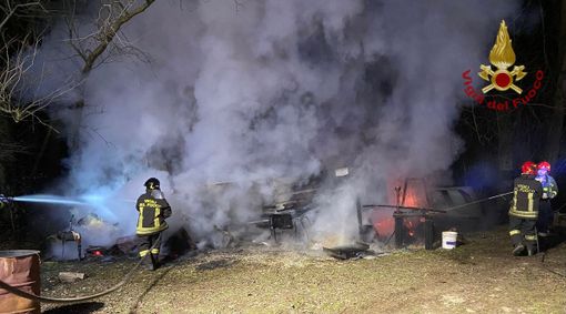 Lomello: rogo di una baracca sulla provinciale 211, i Vigili del fuoco domano le fiamme in 2 ore