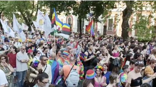 Al Pride di Novara duemila persone sfilano per il centro cittadino
