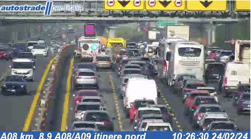 I soccorsi e le code sul luogo dell'incidente visti dalla webcam di Autostrade per l'Italia I soccorsi e le code sul luogo dell'incidente visti dalla webcam di Autostrade per l'Italia