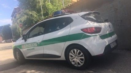 Beccati a fare sesso in un giardino pubblico: lui scappa, per lei 10 mila euro di multa