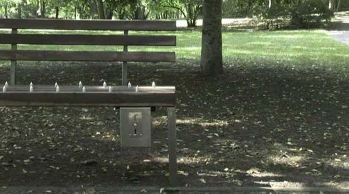 Senza tetto ucciso dal freddo, trovato senza vita su una panchina di Milano Senza tetto ucciso dal freddo, trovato senza vita su una panchina di Milano