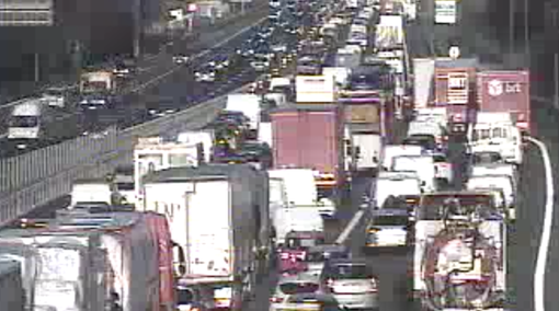 Le code provocate dall'incidente viste dalle webcam di Autostrade per l'Italia Le code provocate dall'incidente viste dalle webcam di Autostrade per l'Italia
