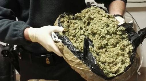 Marcallo, in A4 con due chili di "maria": arrestati dai carabinieri