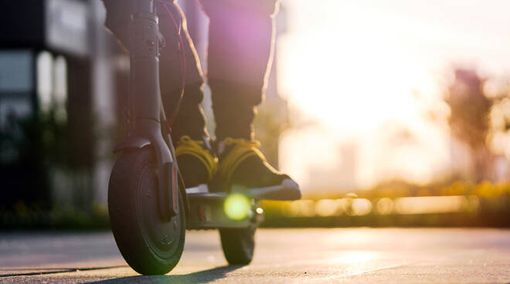 Milano: incidente coinvolge due ragazzini su monopattino, uomo e donna travolti da moto Milano: incidente coinvolge due ragazzini su monopattino, uomo e donna travolti da moto