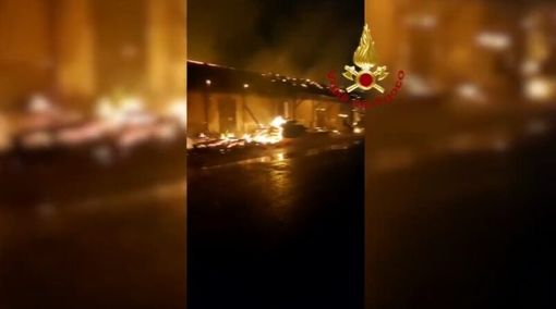 Pavia, rogo ex scalo merci: cantiere sotto sorveglianza costante Pavia, rogo ex scalo merci: cantiere sotto sorveglianza costante