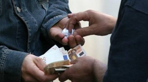 Pavia: sorpreso a spacciare nei giardini di una scuola secondaria, arrestato un 36enne