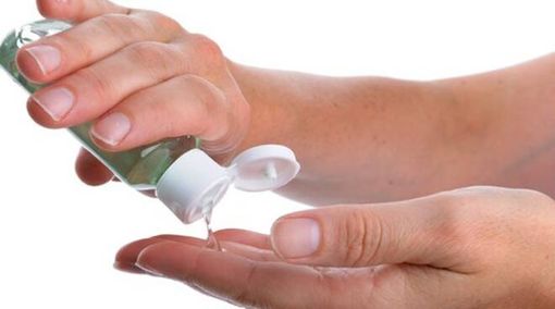 Coronavirus, Burioni: ‘Se non trovate i gel antibatterici, usate dell’alcol comune’