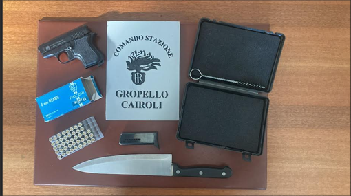 Lite al bar degenera spunta un coltello e viene sparato un colpo di pistola a salve. Denunciati due uomini Lite al bar degenera spunta un coltello e viene sparato un colpo di pistola a salve. Denunciati due uomini