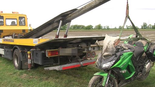Mortara: cadono dalla moto sulla statale 211, due feriti. Donna 50enne trasportata con l'elicottero al Niguarda Mortara: cadono dalla moto sulla statale 211, due feriti. Donna 50enne trasportata con l'elicottero al Niguarda