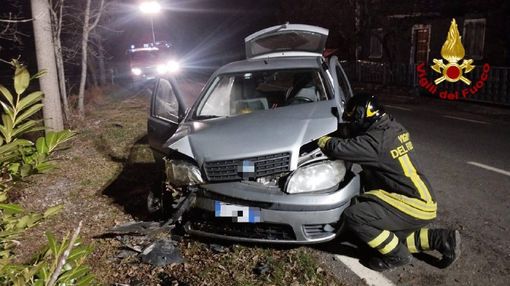 Oltrepò: esce di strada con l'auto e si schianta contro un albero, ferito un 78enne Oltrepò: esce di strada con l'auto e si schianta contro un albero, ferito un 78enne